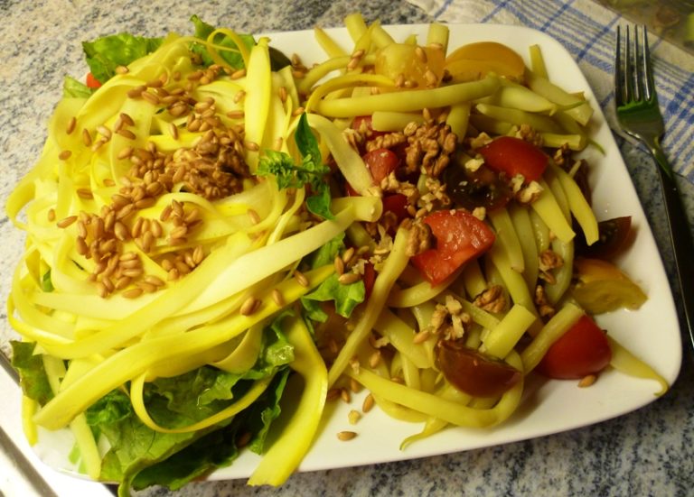 Bohnen-Tomaten-Salat mit Zucchininudeln | Gemüsegruppe Kahlenberg